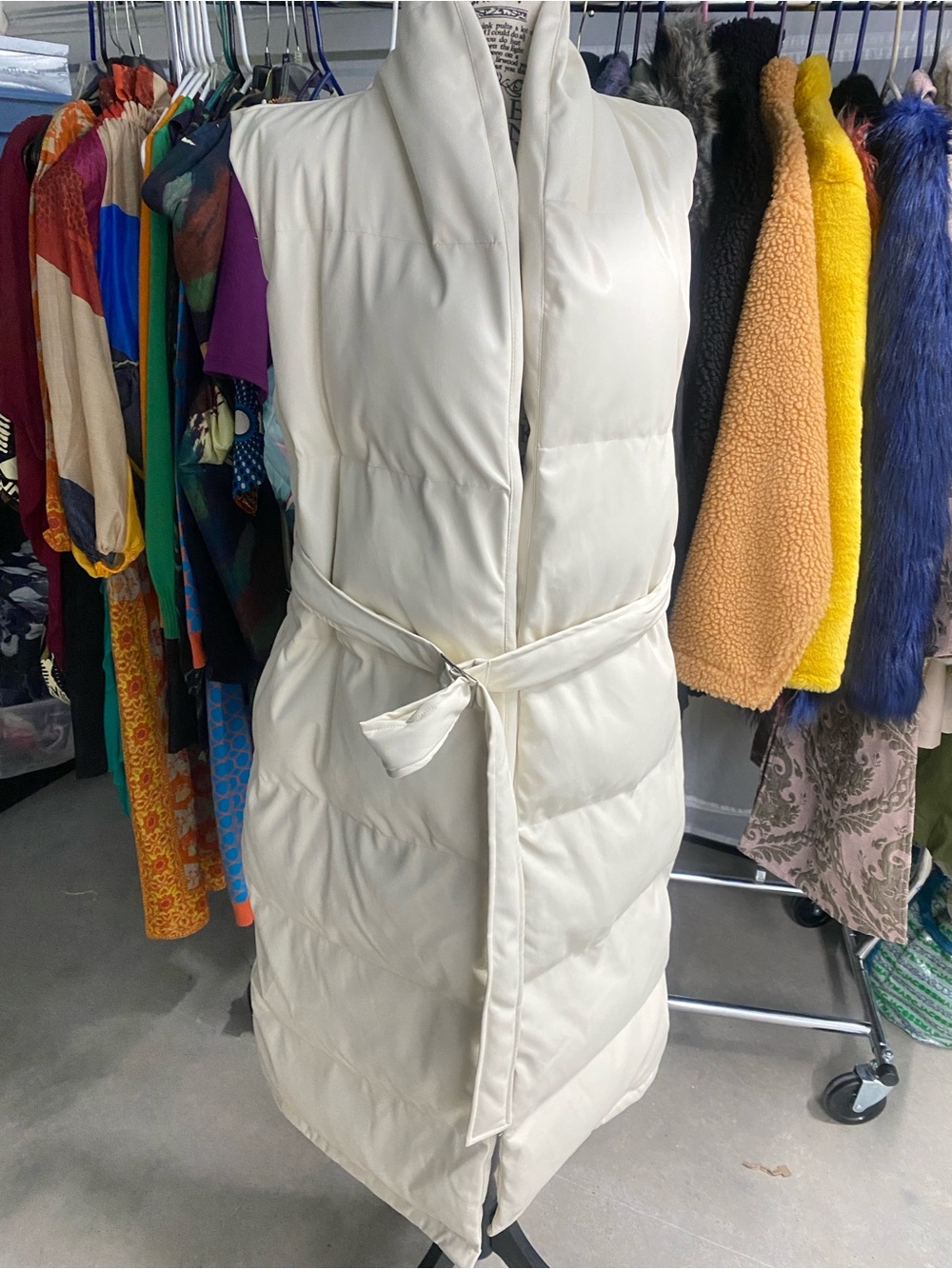 AKIRA Cream Sleeveless Quilted Belted Puffer Vest